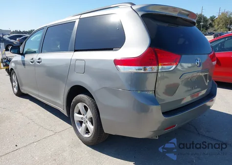 2013 Toyota Sienna Le V6 8 Passenger z USA, uszkodzony, nr VIN 5TDKK3DC9DS348617